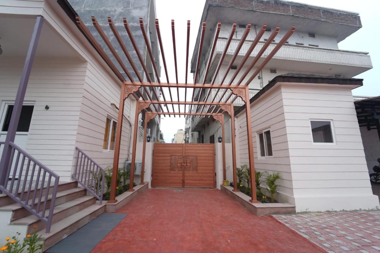 Brij Hari 4*